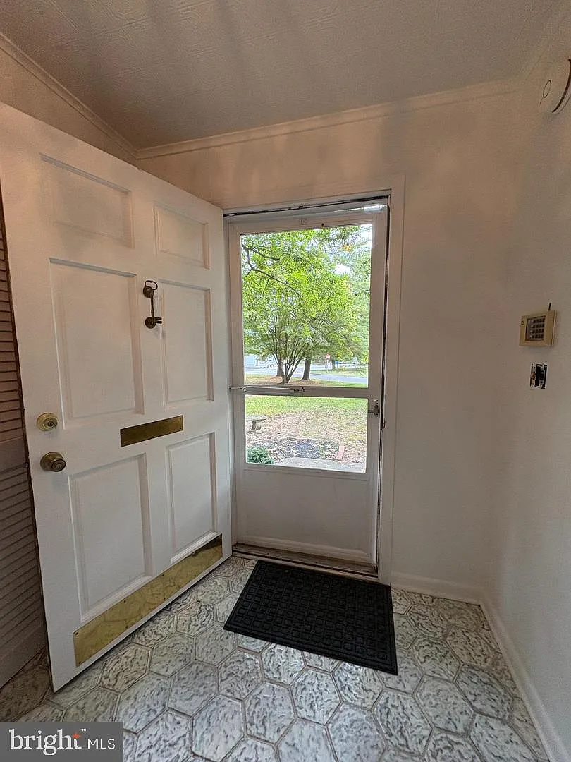 4 bed, 2.5 bath, 2500 sqft, $3,250 — Photo 2