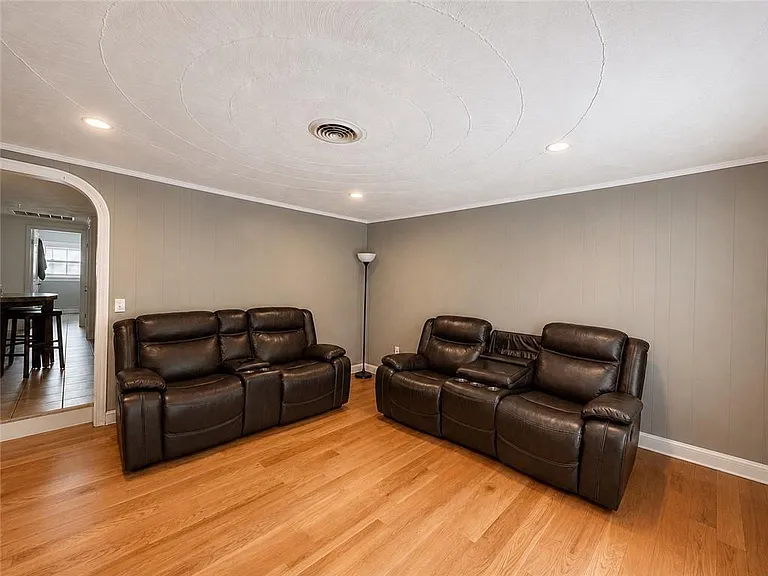 31 Foster St — Photo 10