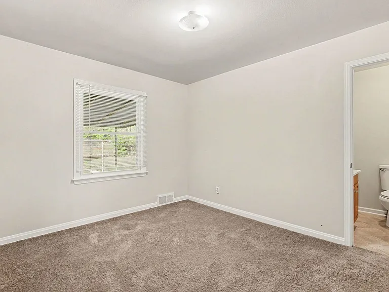 912 E Lasalle St — Photo 10