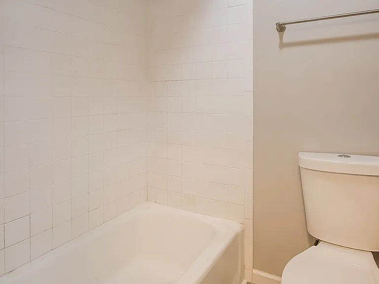 877811_024_main_bathroom_13276044.jpg