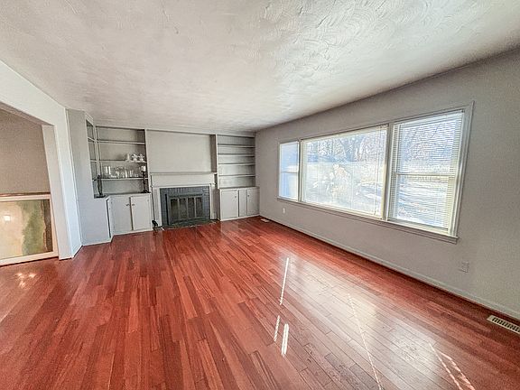 4th image of 5540 Woodside Dr