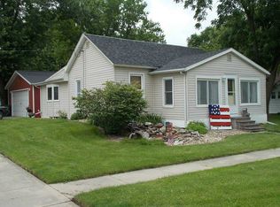 714 4th St NW, Independence, IA 50644