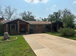 209 S 20th St, Carrizo Springs, TX 78834