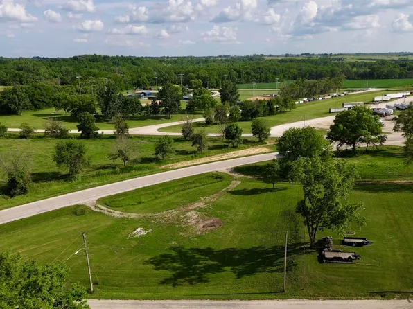 906 Lake Rd, Bedford, IA 50833