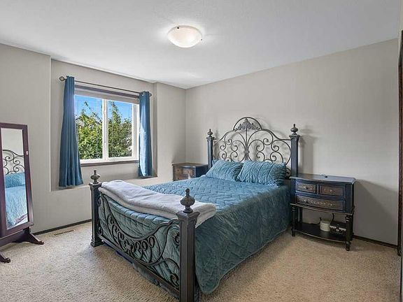 3rd image of 22 W Valley Cres