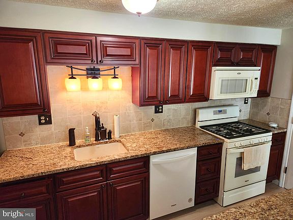 4th image of 150 Kenwood Dr