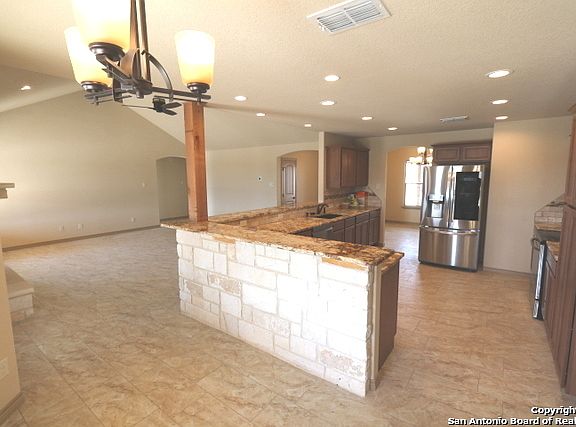 2nd image of 605 Lakeridge Ln