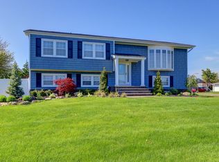 9 Bay Dr, Copiague, NY 11726