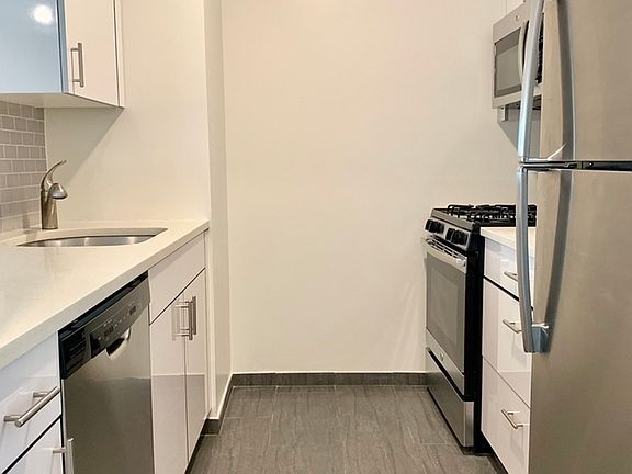 4th image of 520 W 43rd St APT 25J