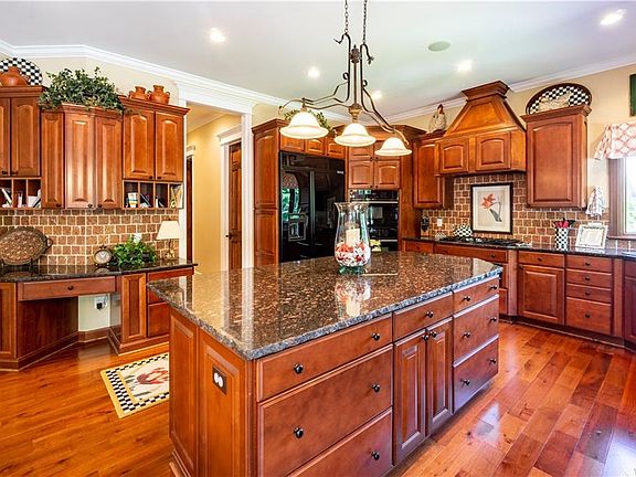 5th image of 14 Rockdove Ln