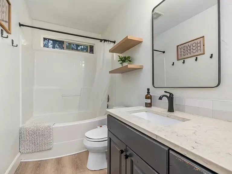1222 E Franklin St — Photo 2