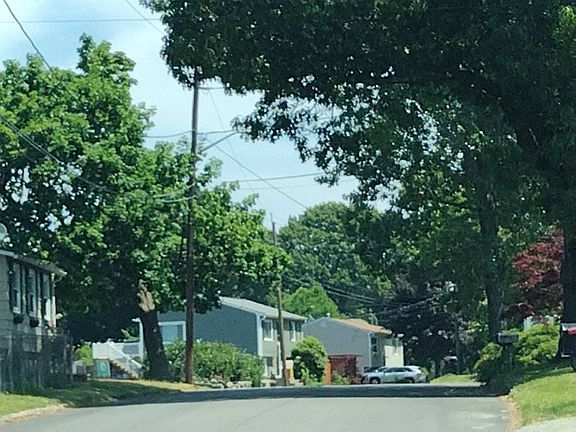 5th image of 109 Pequot Ave