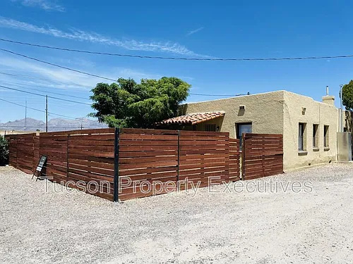 2632 N Stone Ave #9 Photo 1