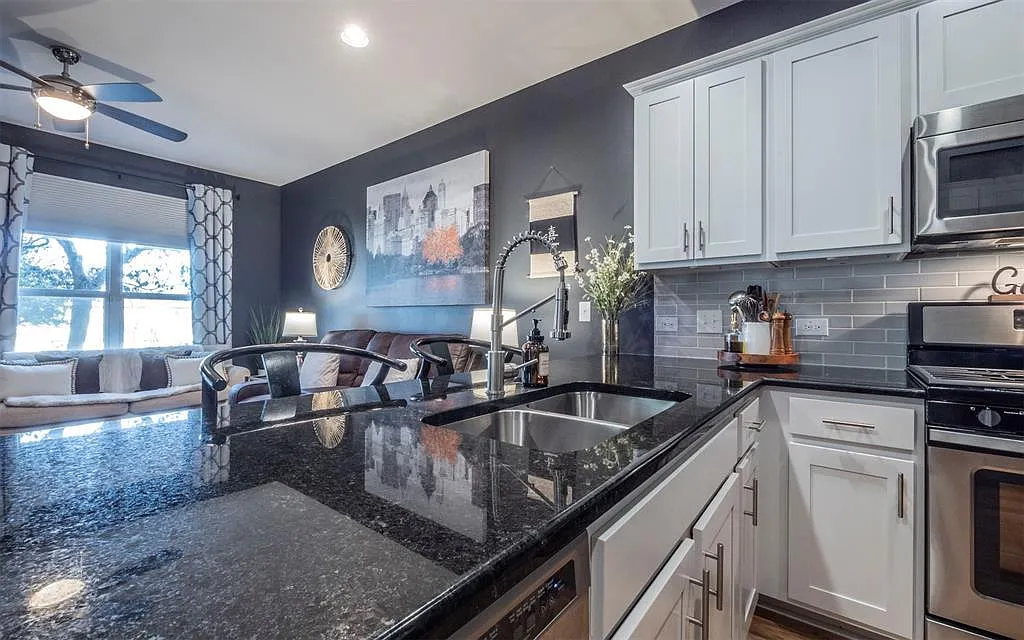 3 bed, 2.5 bath, 1443 sqft, $1,750 — Photo 3
