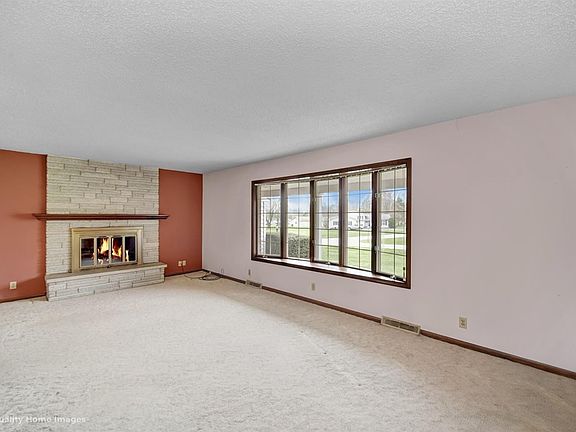 5th image of 8 Sunset Dr