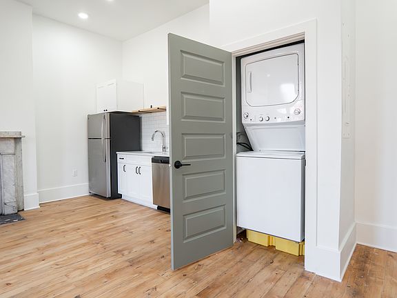 5th image of 4402 Butler St #201