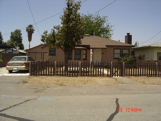 Nice 2b/1 home w/ fireplace!