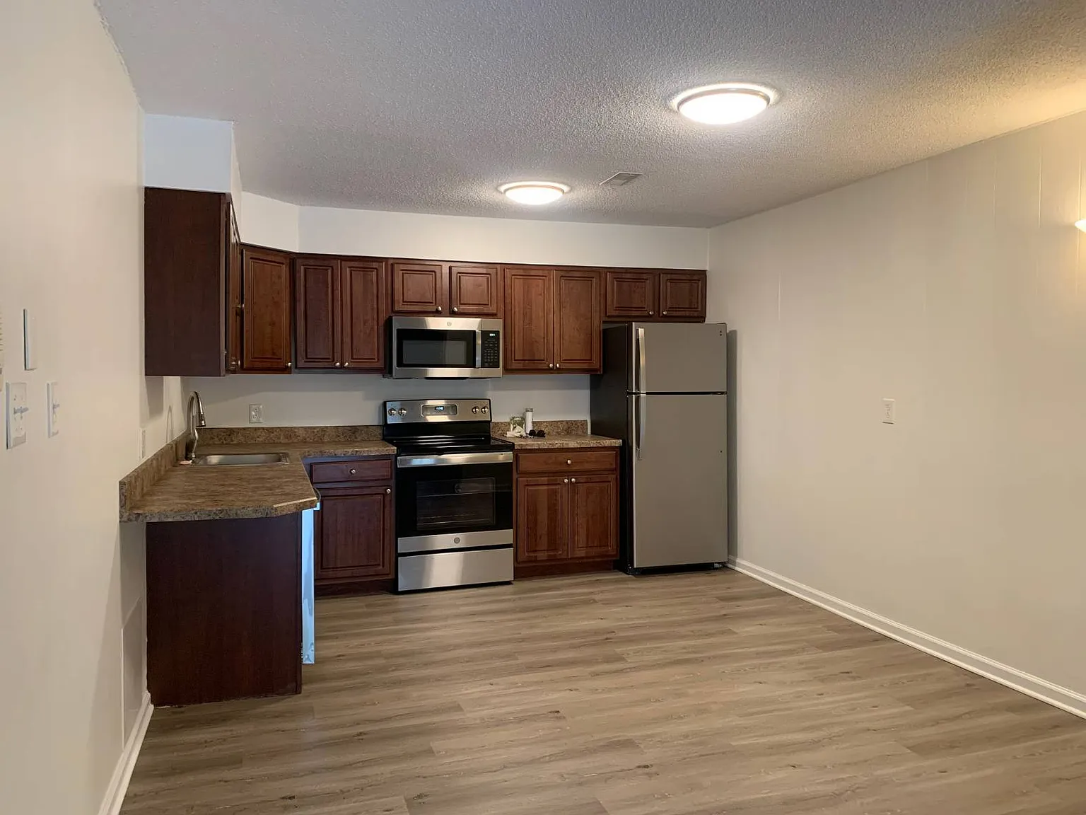 1 bed, 1.0 bath, $1,295 — Photo 2