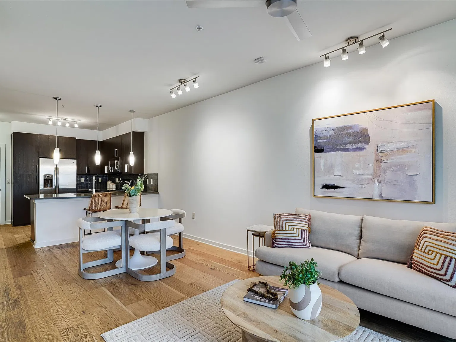 2 bed, 1.5 bath, 919 sqft, $2,200 — Photo 4