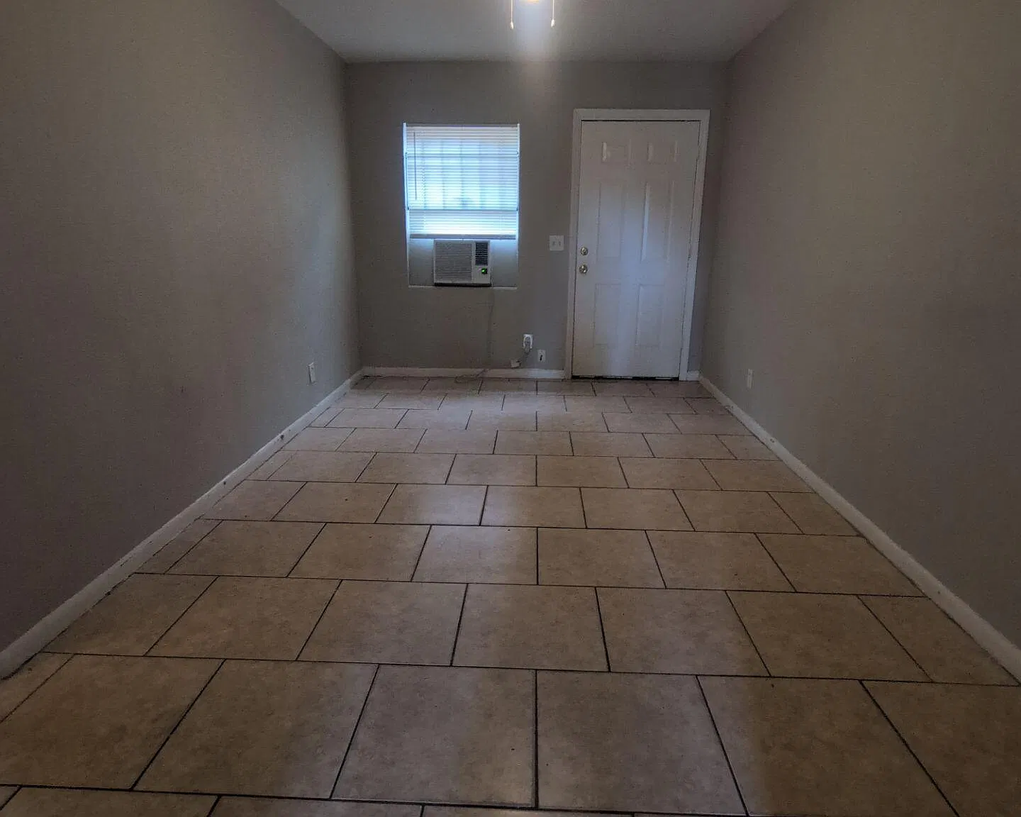 8 bed, 1.0 bath, 2560 sqft, $850 — Photo 2