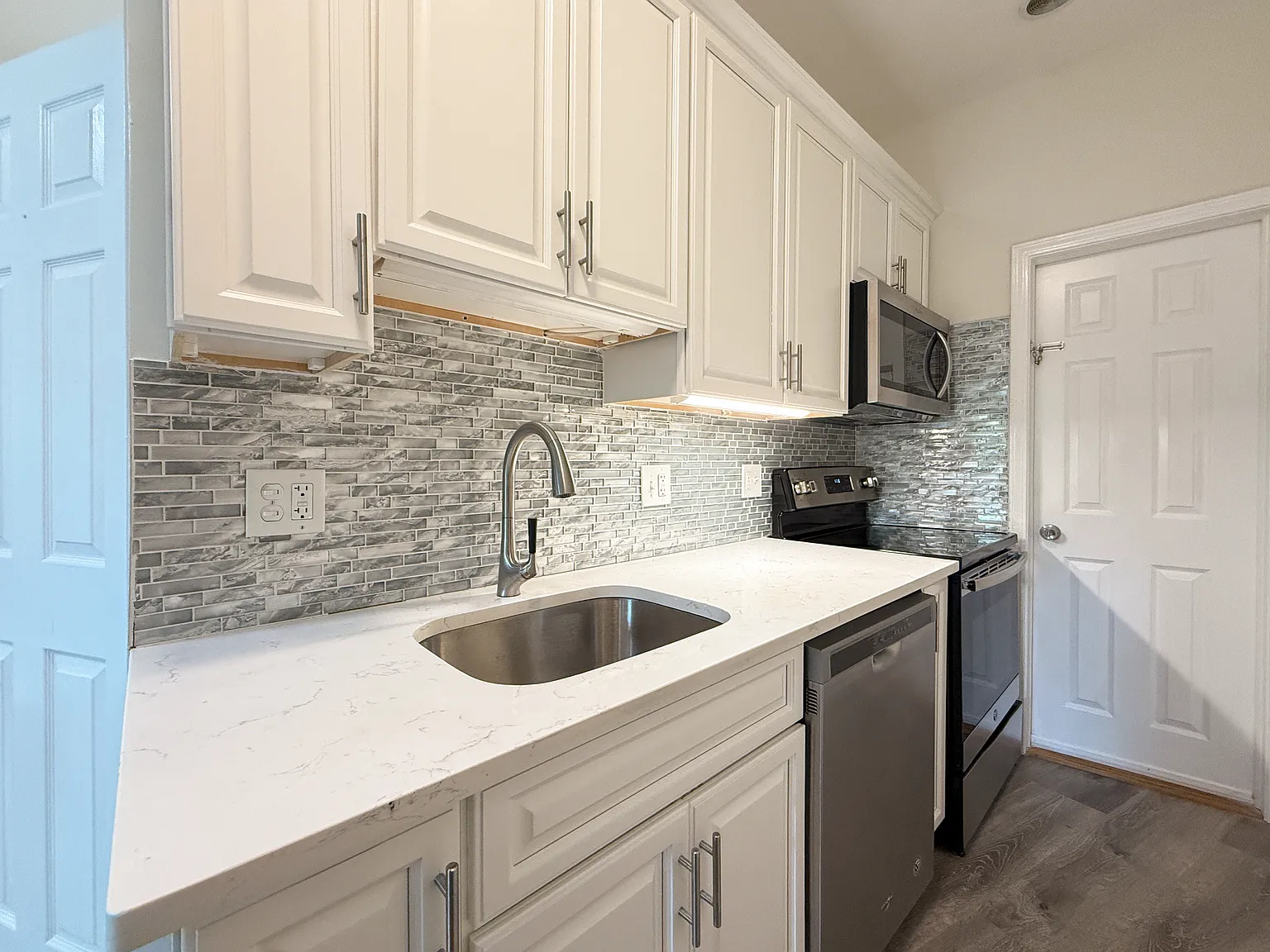 2 bed, 800 sqft, $2,850 — Photo 1