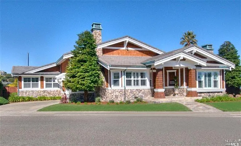 207 Martinique Ave photo 1