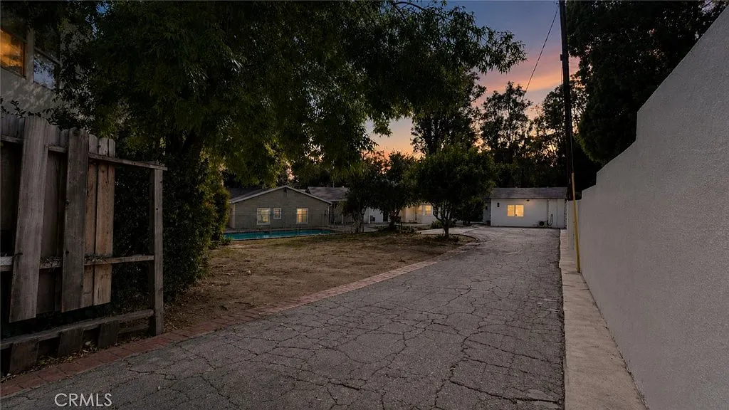 6 bed, 3600 sqft, $9,900 — Photo 2
