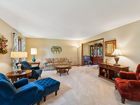 3rd image of 738 W Evergreen Ct