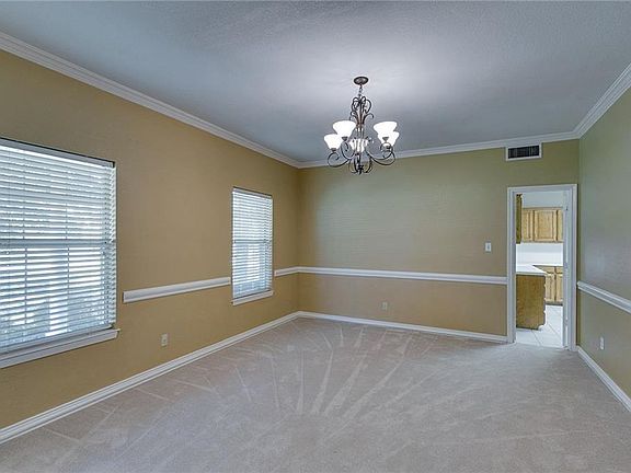 4th image of 805 Victoria Ln