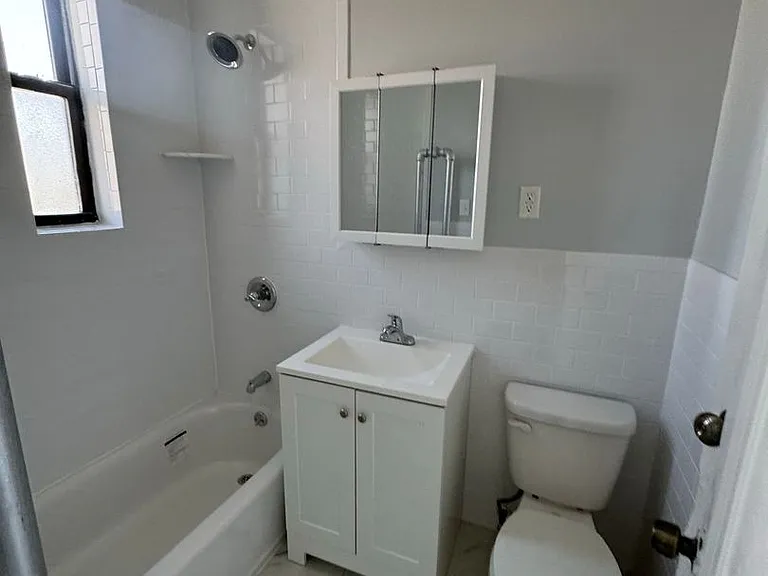 Sevilla Grande - Renovated Units at Journal Square Path — Photo 37