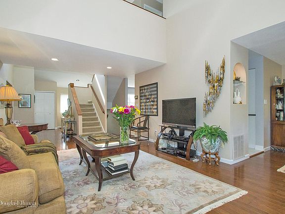 3rd image of 49 Chestnut Ln