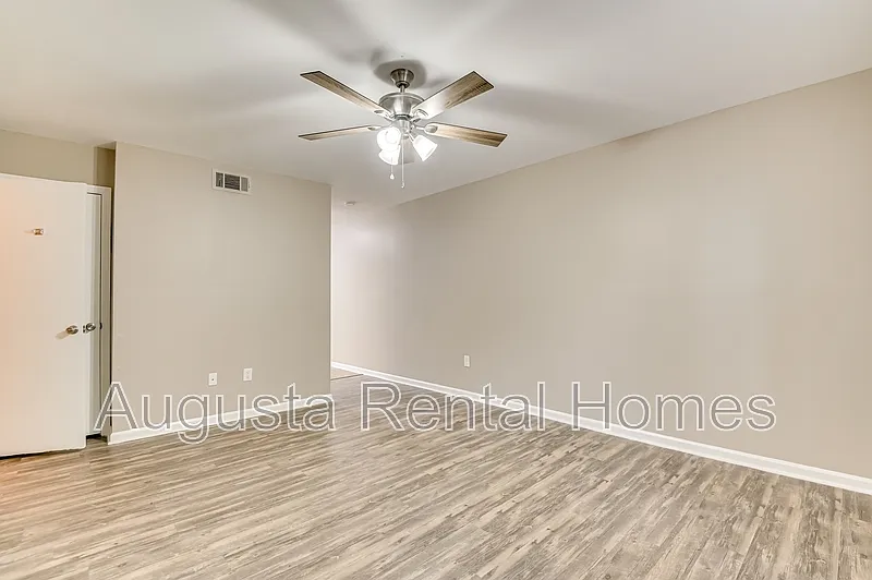 2 bed, 1.5 bath, 1005 sqft, $950 — Photo 2