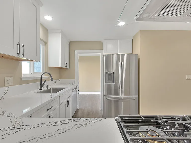 340 W Caroline Ct — Photo 10