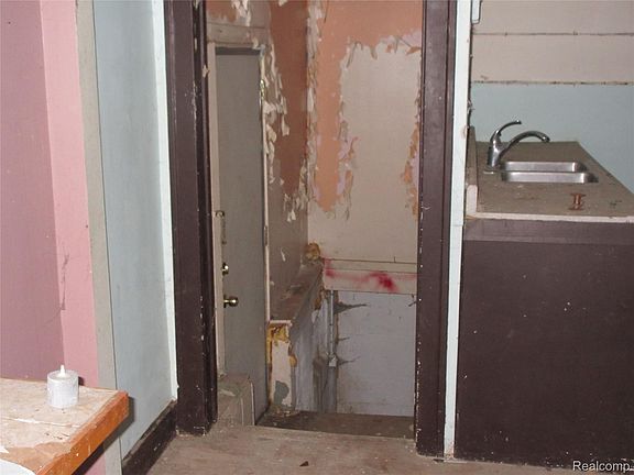 3rd image of 3609 Whitney Ave
