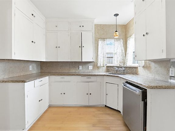 2nd image of 3855 Arbor St