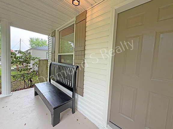 3rd image of 916 N Pickwick Ave