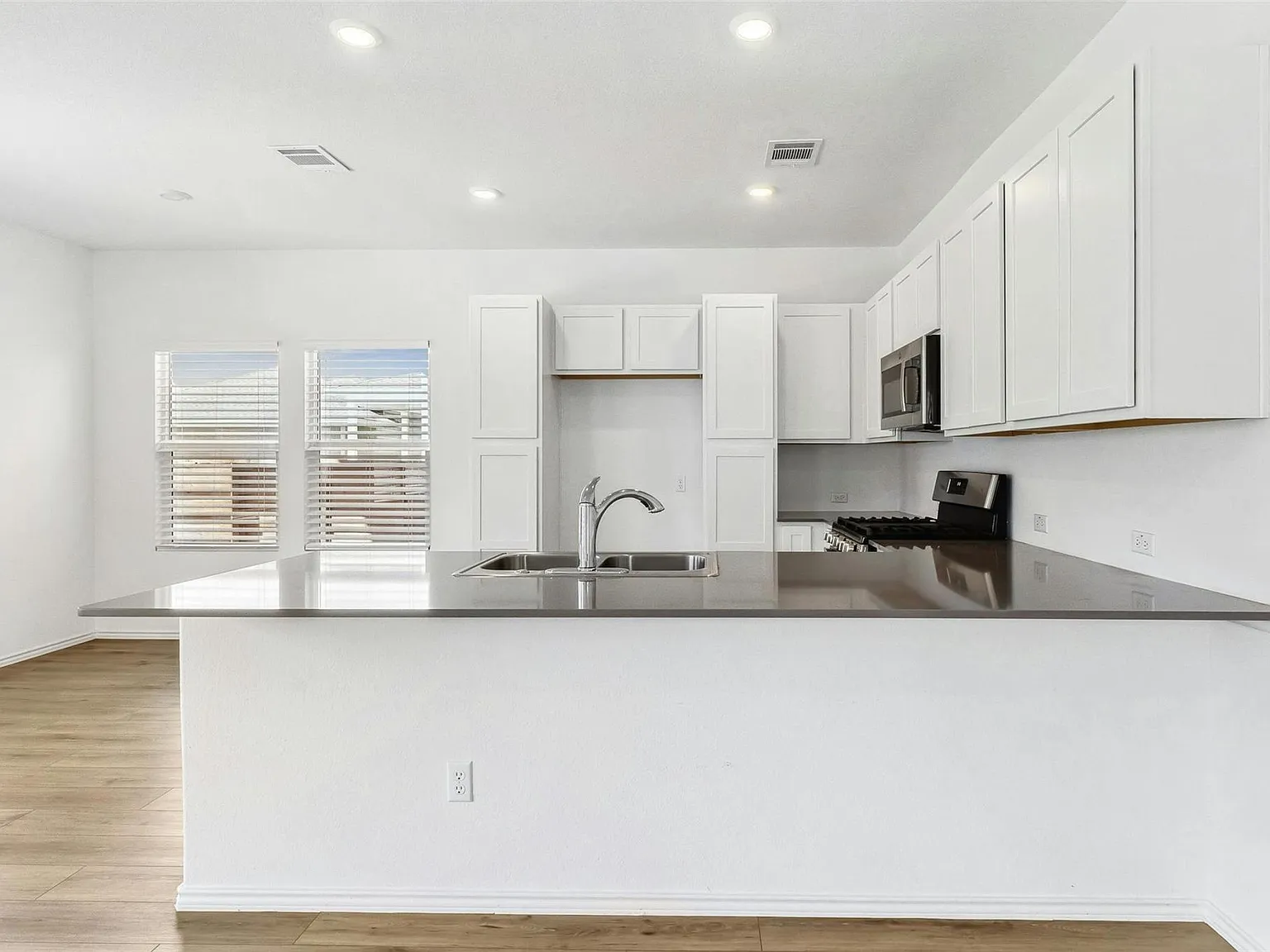 4 bed, 2.5 bath, 1926 sqft, $2,300 — Photo 3