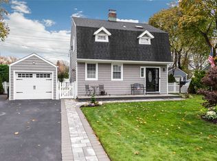 140 Earl St, Westbury, NY 11590