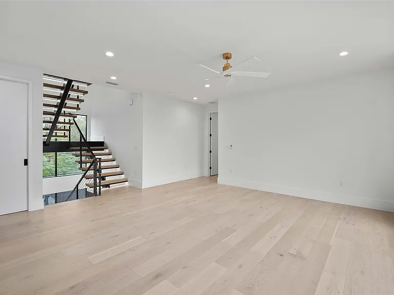 2401 Oakhaven Cir — Photo 24