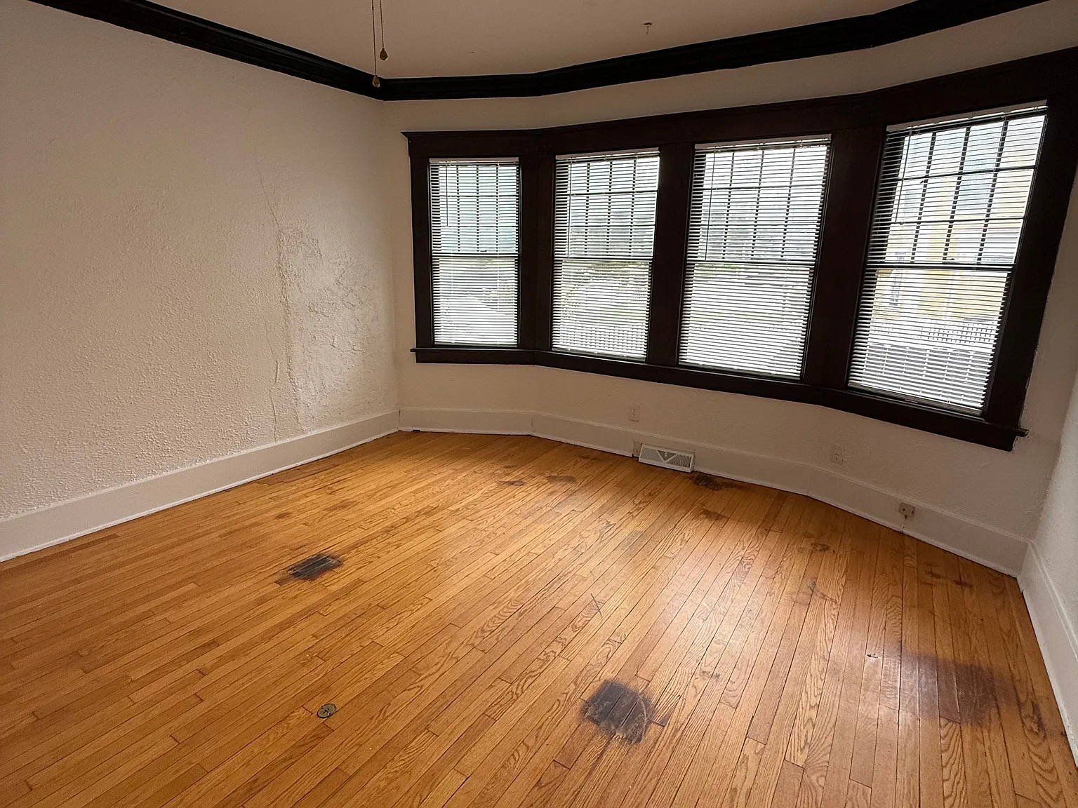 2 bed, 1.0 bath, $1,050 — Photo 3