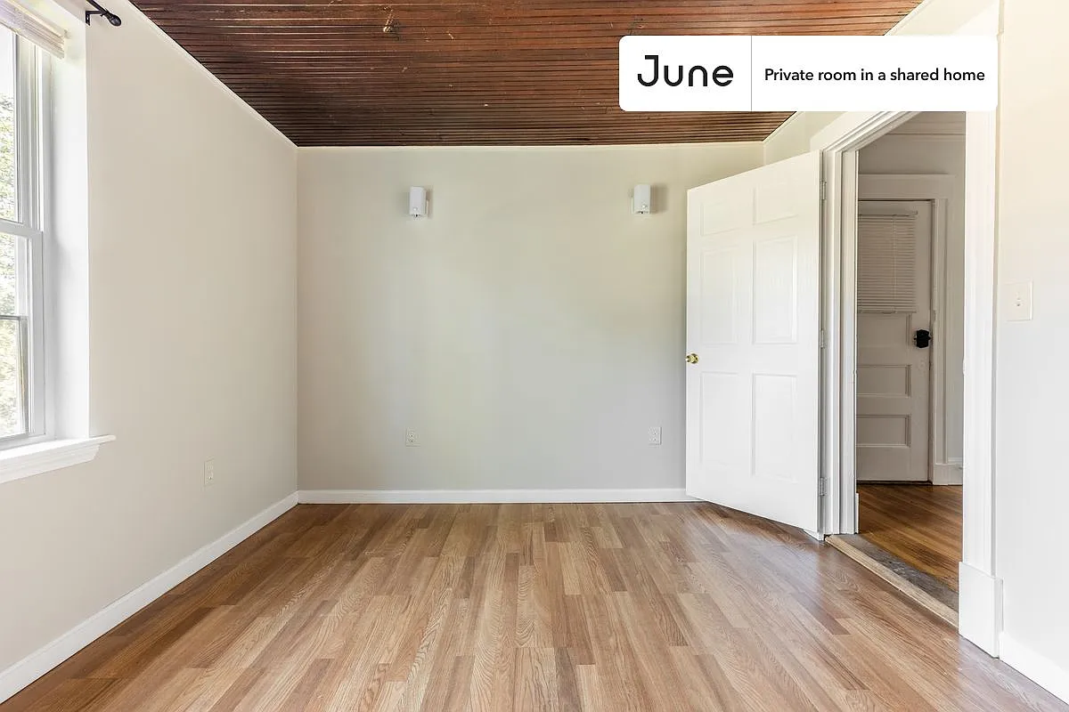 Queen bedroom in 9 bed/2 bath home in Brighton #1341 A — Photo 4