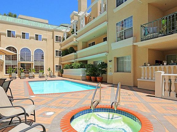 2nd image of 930 N Doheny Dr APT 205