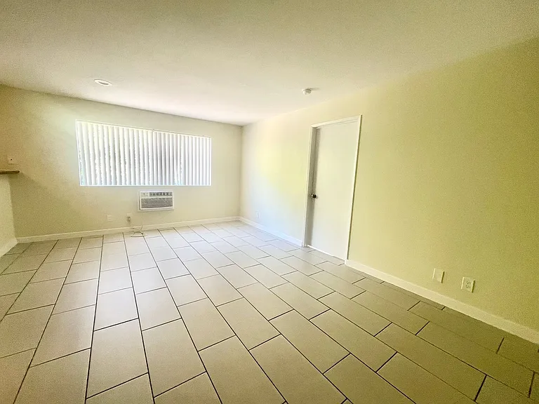 800 Glenoaks Apartments — Photo 16