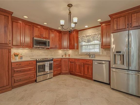 3rd image of 3732 N Queensgrove Cir