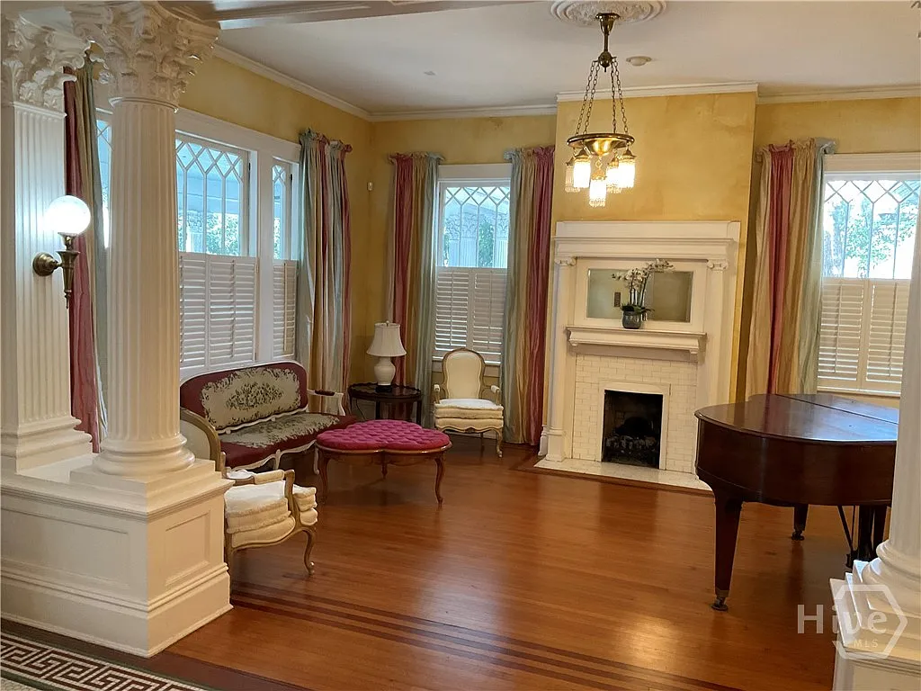 7 bed, 5.5 bath, 8376 sqft, $9,500 — Photo 3
