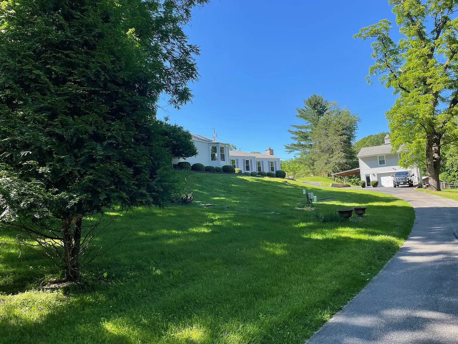 1406 Pond Rd — Photo 4