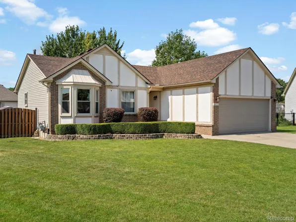 48721 Smokey Glen Ct, Chesterfield, MI 48051