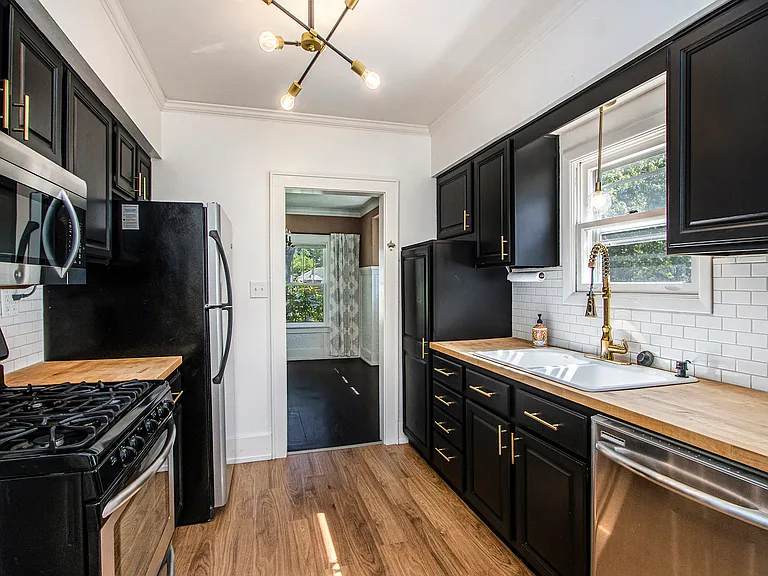 1110 Cambridge Dr — Photo 1