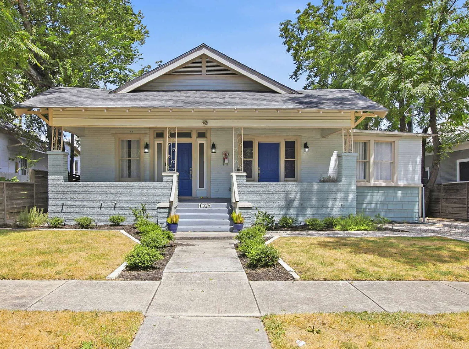 Updated 3 Bedroom Home with Modern Finishes Near Everything Downtown! — Photo 2