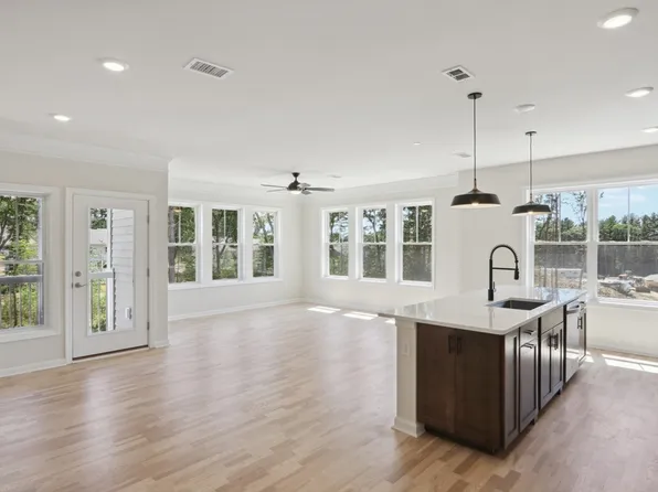 2 Winslow Ln #401, Grafton, MA 01536